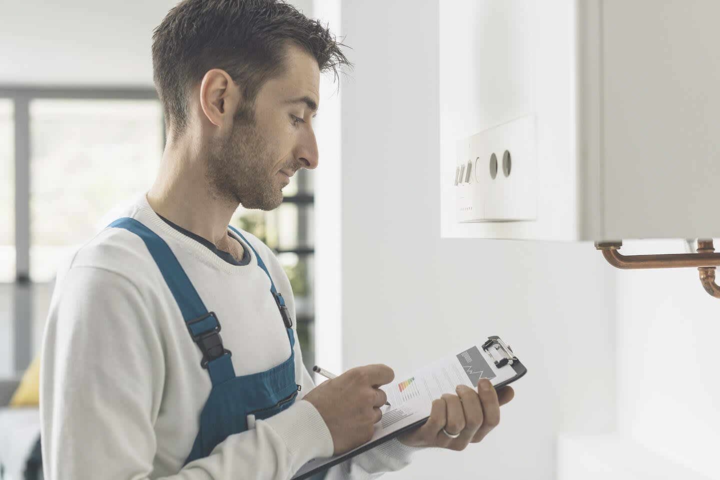 Handwerker vor Heizung