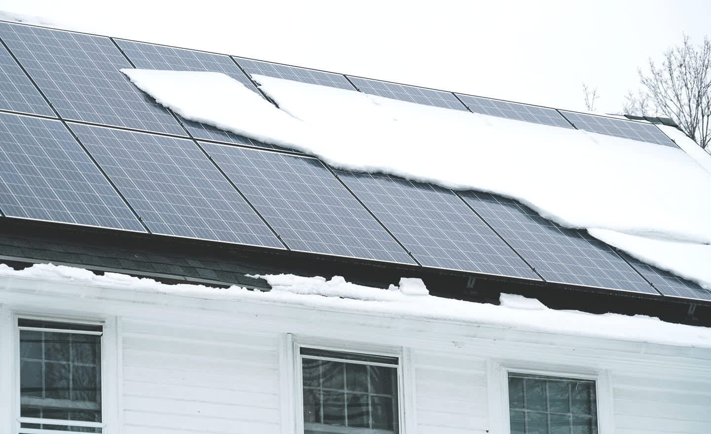 Solaranlage im Winter hat Schnee auf den Solarmodulen