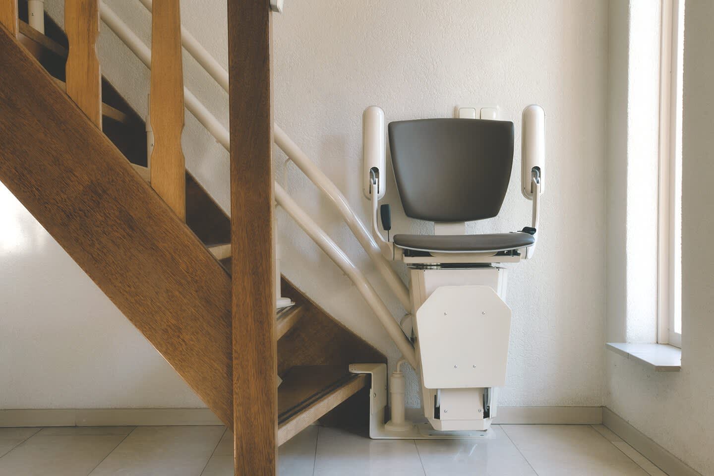 Treppenlift am unteren Ende einer Treppe im Wohnhaus