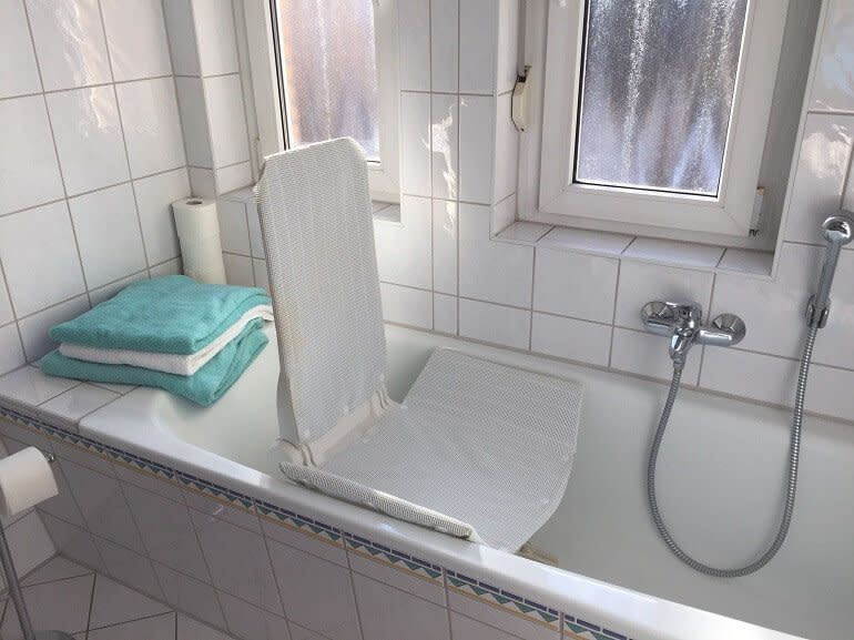 Badewannenlift mit Rückenlehne