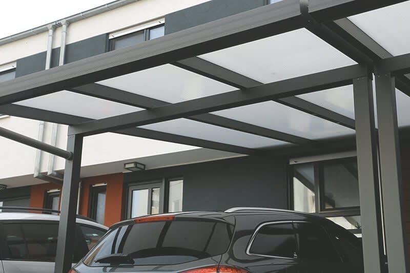 Reihencarport aus Metall mit Kunststoffdach