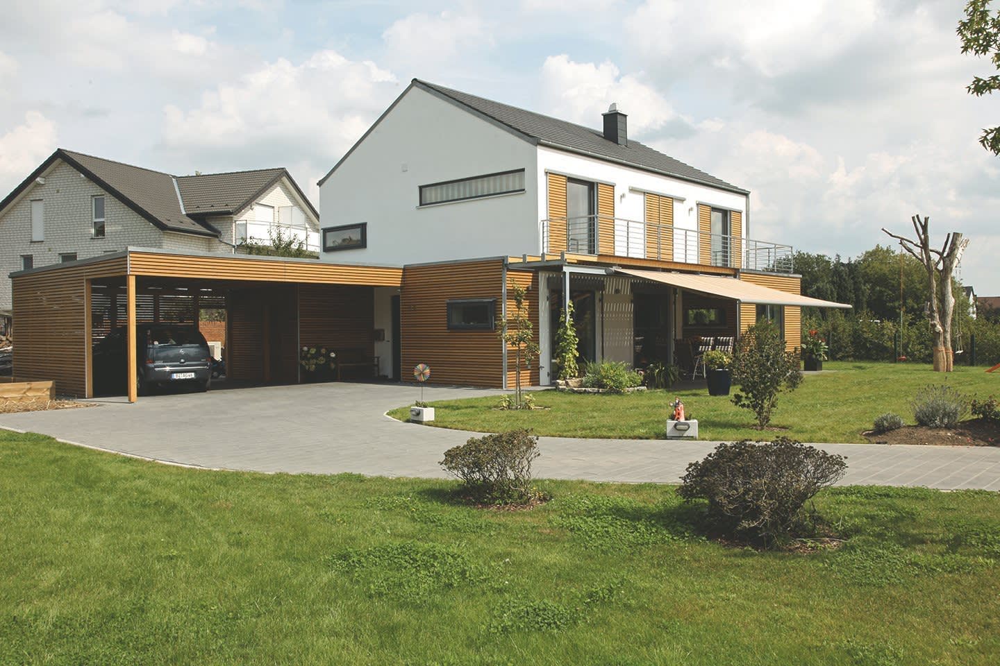 Modernes Haus mit angebautem Carport aus Holz