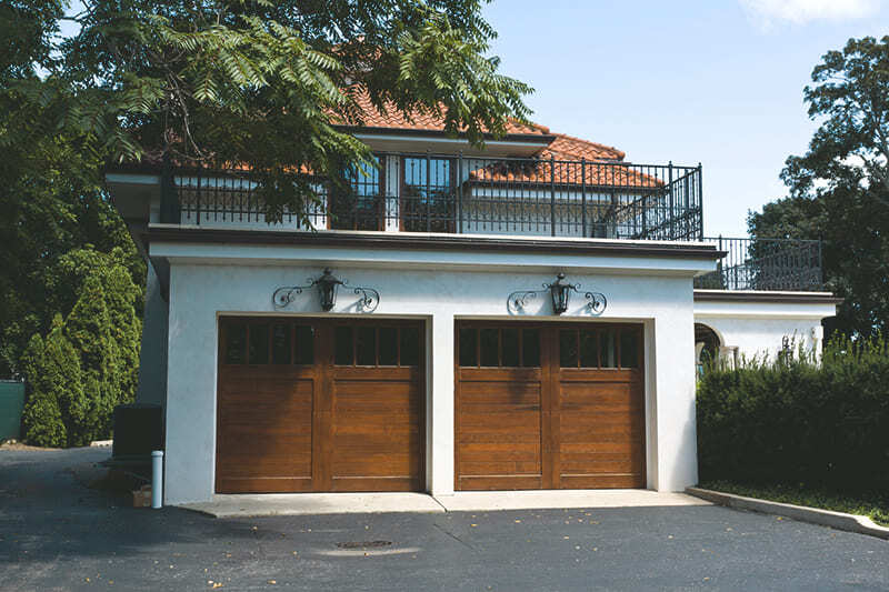 Artikelbild zeigt eine Terrasse auf dem Dach einer Doppelgarage