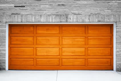 Garage mit Holzfront