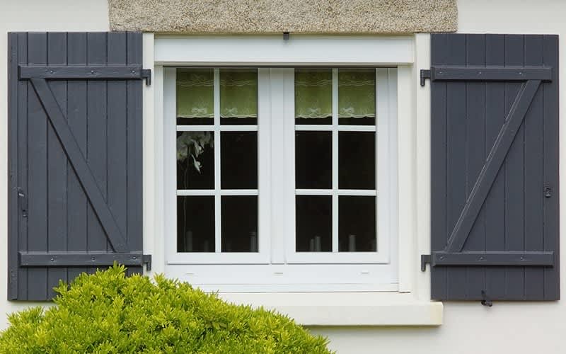 Fenster mit Querstreben und Fensterläden