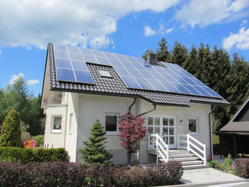 Einfamilienhaus mit einer Solaranlage auf dem Dach