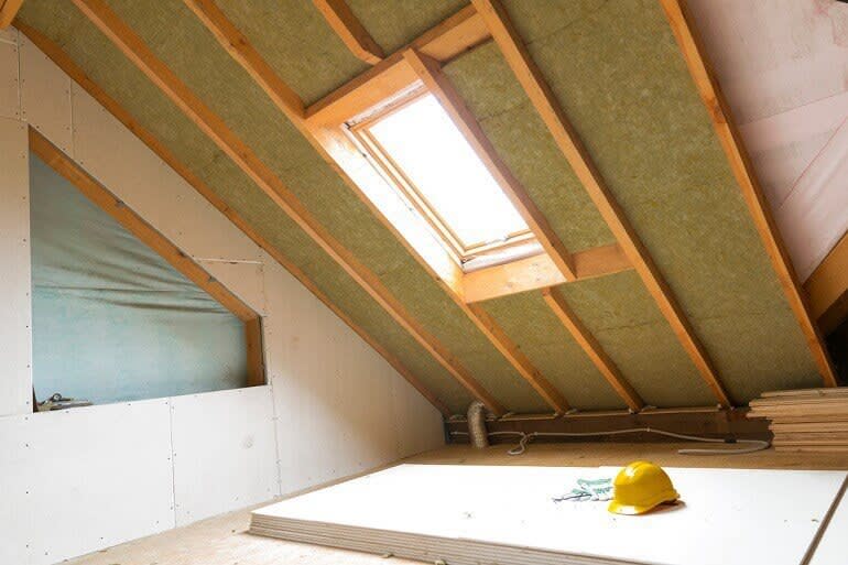 Dachausbau mit einem vergrößerten Dachfenster und Dämmstoffen