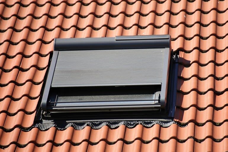 Dachfenster mit Außenrollo und Sensor