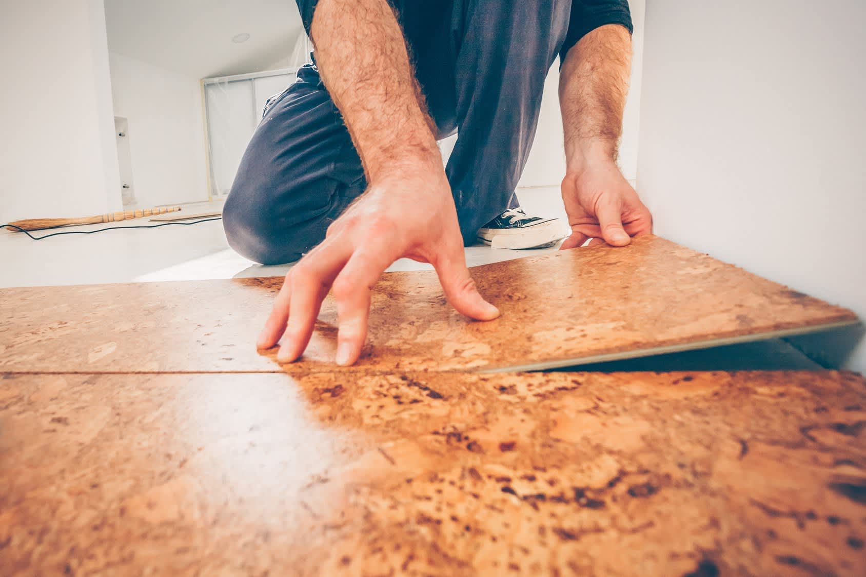 Handwerker verlegt Korkboden