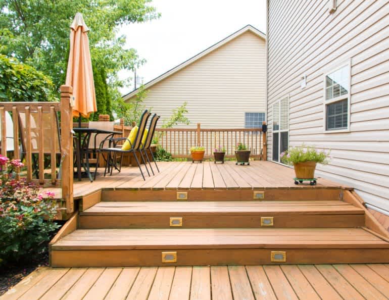 Terrasse mit Holztreppe