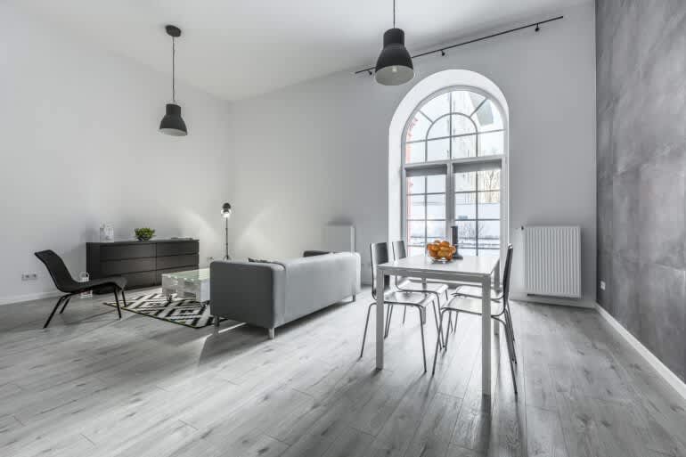 Rungbogenfenster in einer Loft-Wohnung