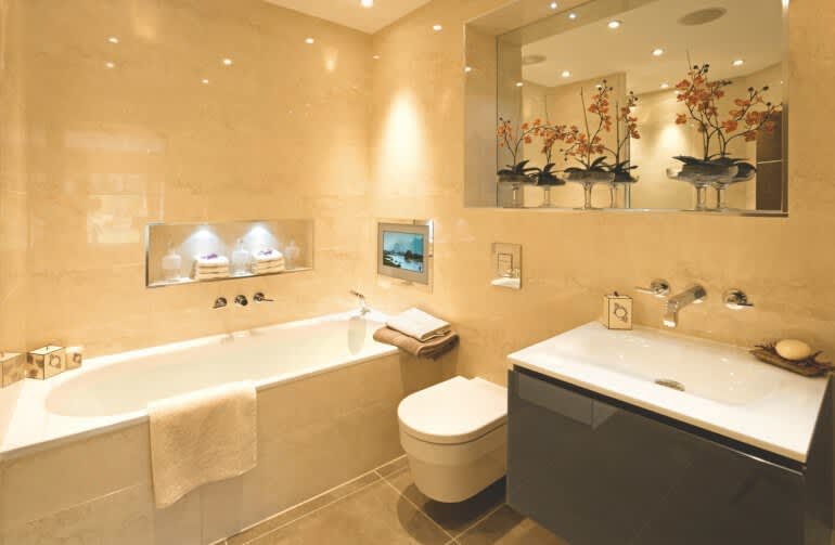 Badezimmer mit gemütichem Licht und TV