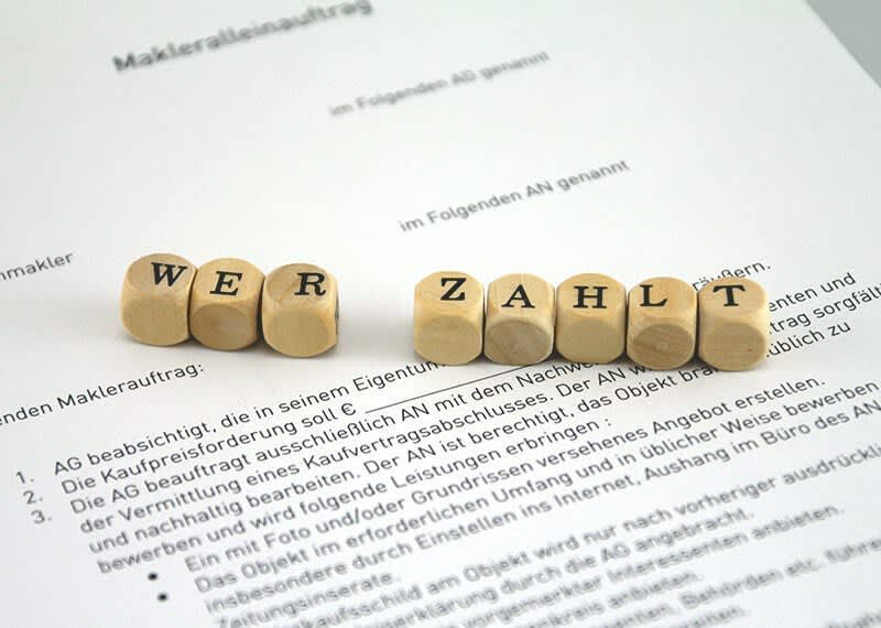 Maklervertrag mit Würfeln aus Holz
