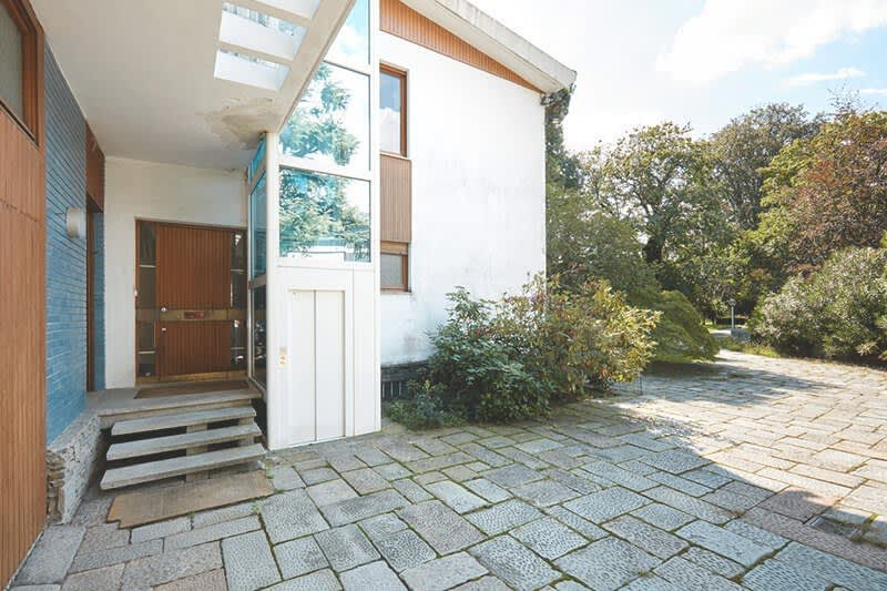 Haus mit einem Lift außen