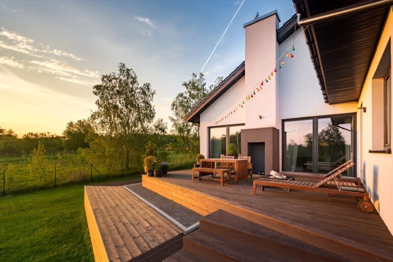 Außenaufnahme der Terrasse eines modernen Wohnhauses bei Sonnenuntergang