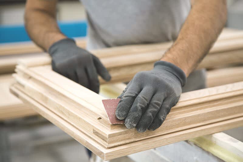 Fensterrahmen aus Holz wird angefertigt