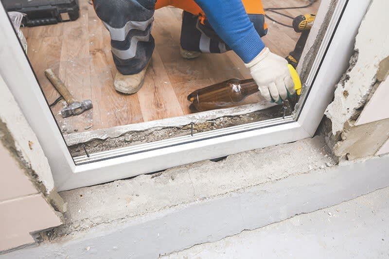 Rahmen beim Fensterbau ausrichten