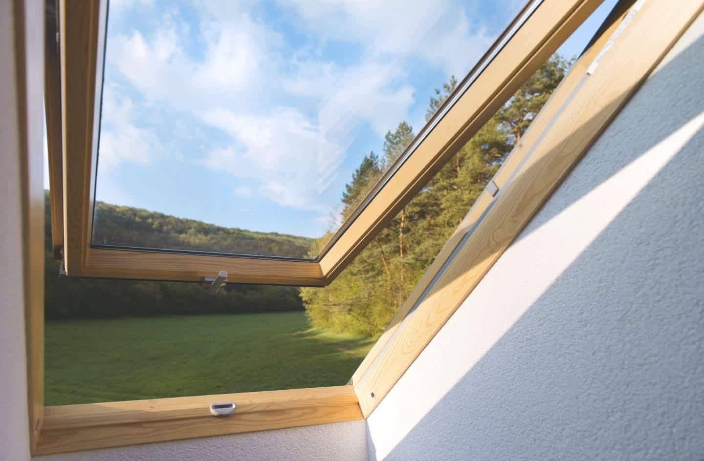 Ein Dachfenster aus Holz.