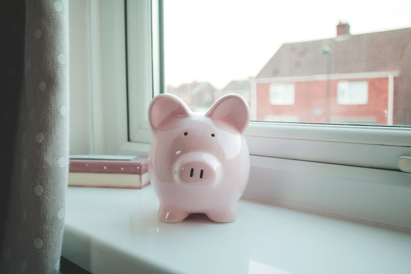 Sparschwein auf Fensterbrett