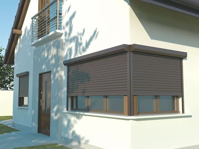 Haus Außenansicht mit Vorbaurollladen vor Eckfenster