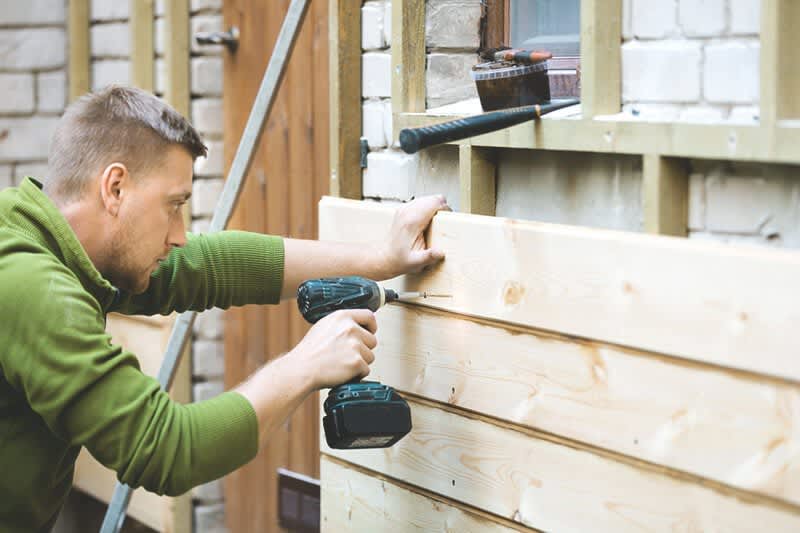 Sanierung einer Fassade mit Holz