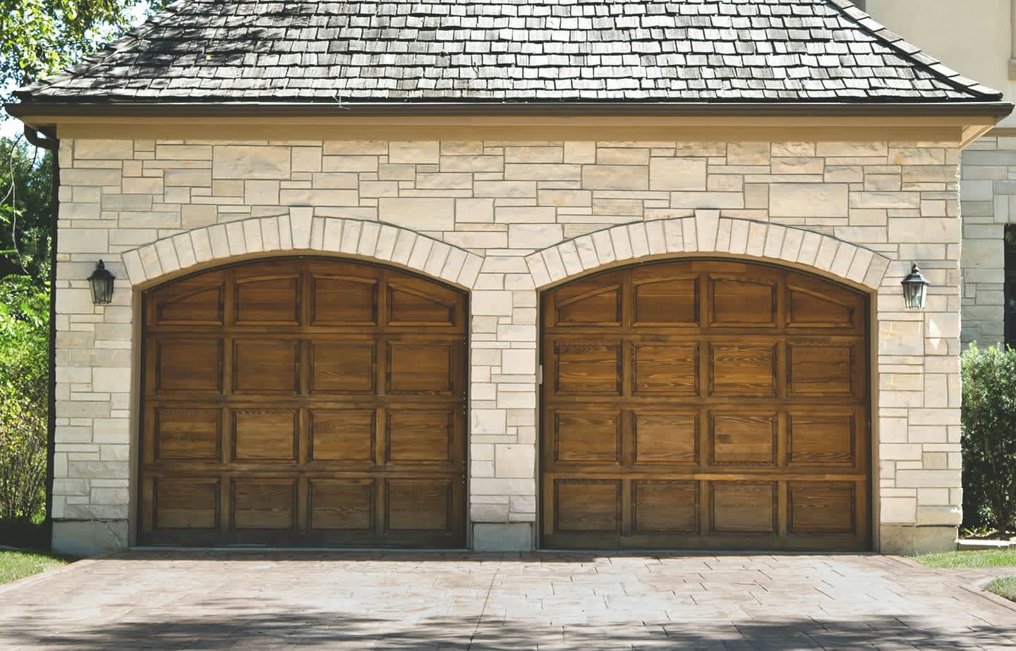 Gemauerte Garage, massiv mit zwei Garagentoren aus Holz