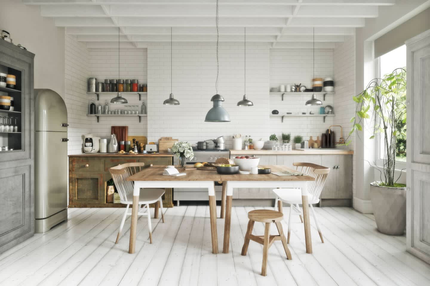 Weiße helle Küche im Landhausstil mit Chromfarbenem Kühlschrank und Holzesstisch