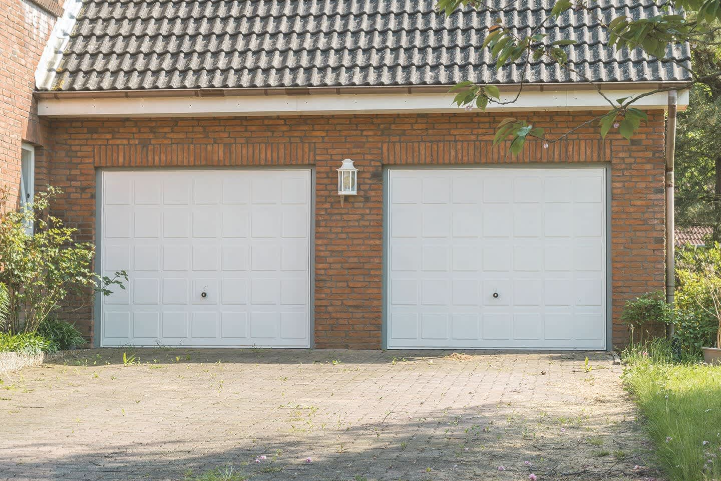 Gemauerte Doppelgarage angebaut an ein Wohnhaus