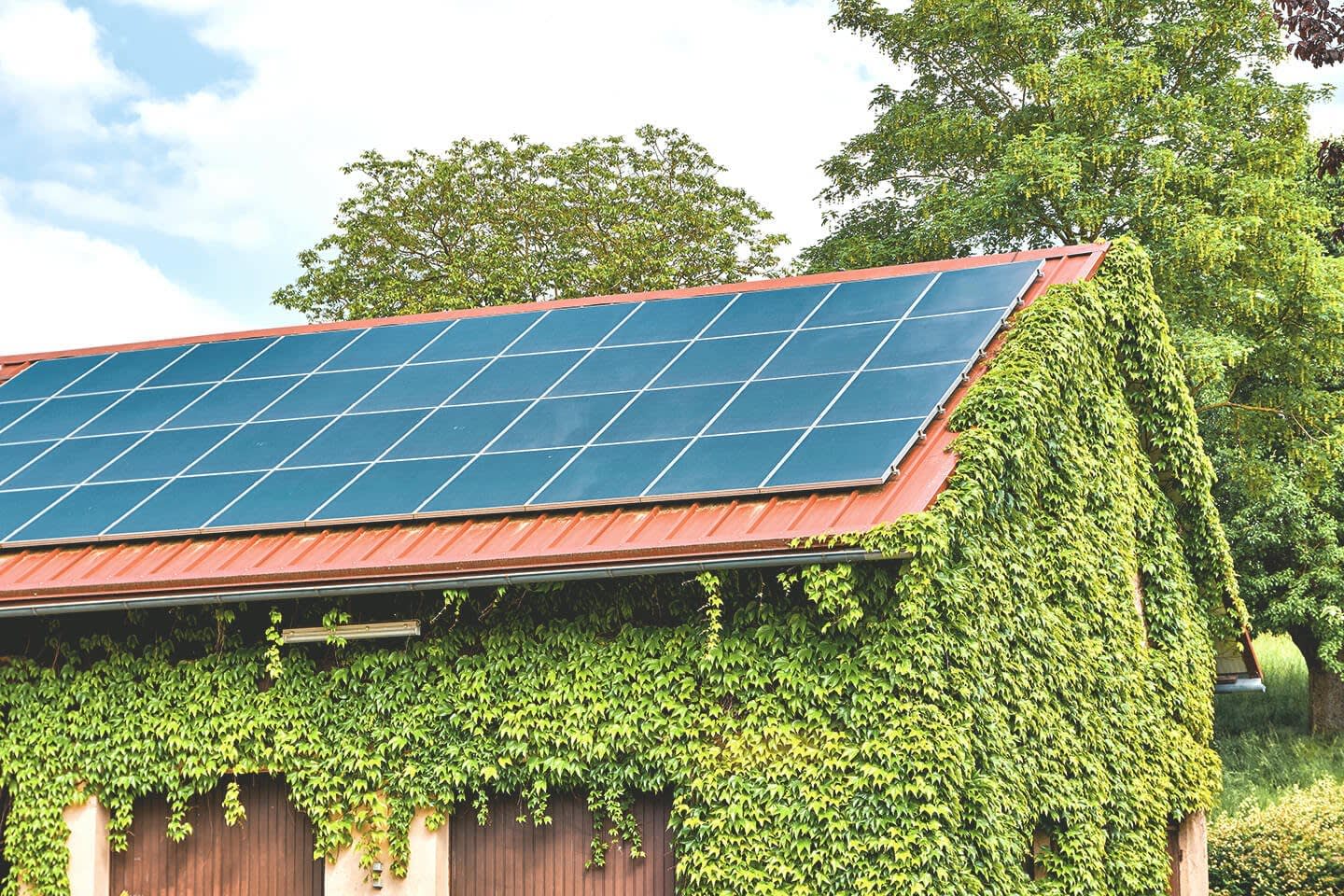 Artikelbild zeigt eine Solaranlage auf dem Garagendach