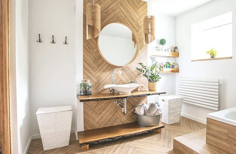 Wandverkleidung aus Holz, Holzboden und weitere Holzelemente in einem Badezimmer