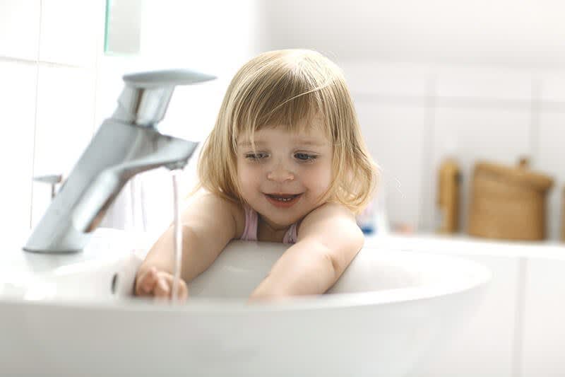 Kind wäscht sich seine Hände im Waschbecken