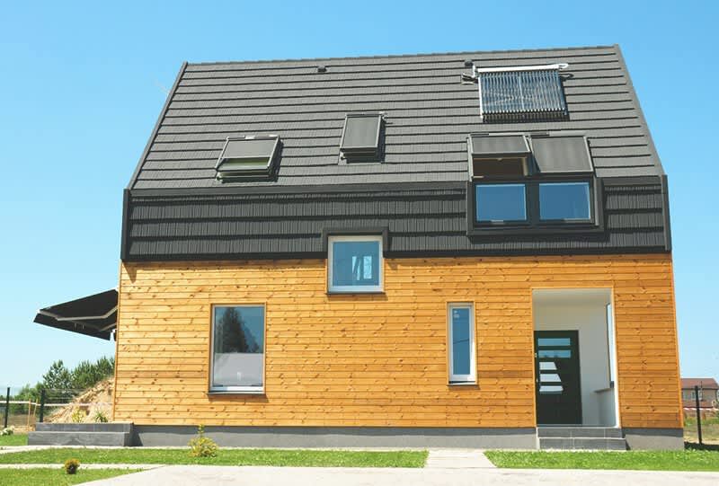 Passivhaus mit Holzverkleidung und Fenstern