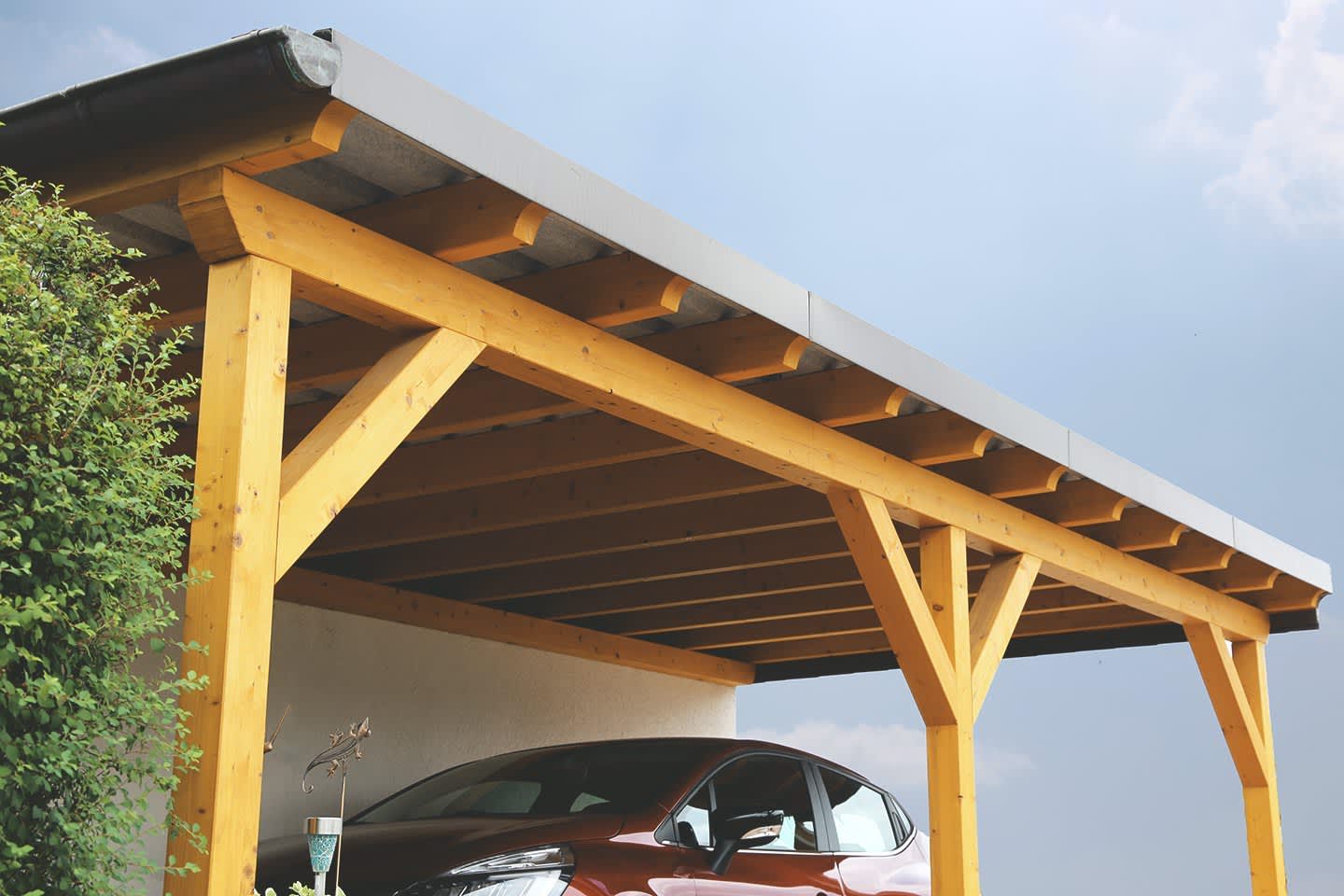 Carport aus Holz neben einem Wohnhaus