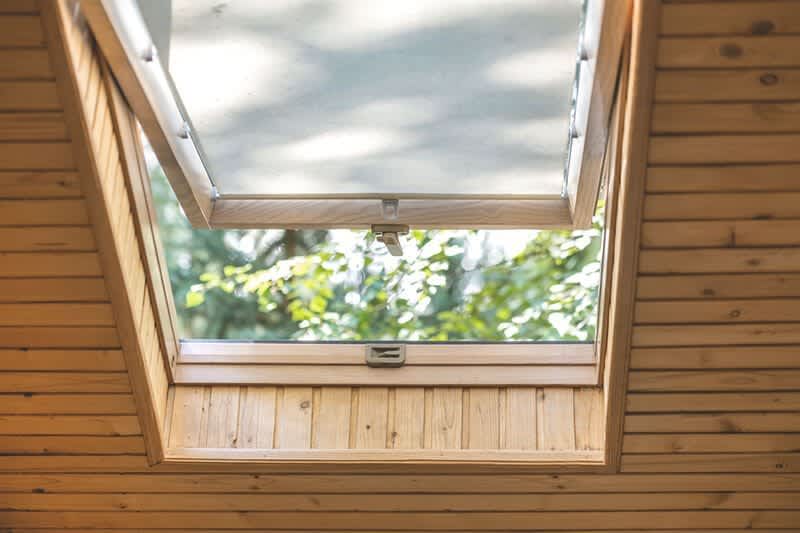 Dachfenster im Dachboden mit Wänden aus Holz