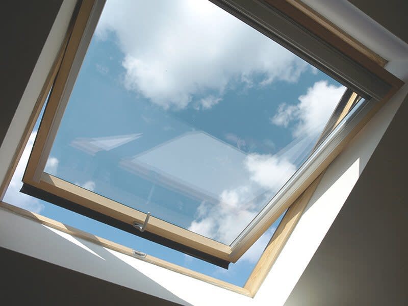 Schwingfenster mit Blick in den Himmel