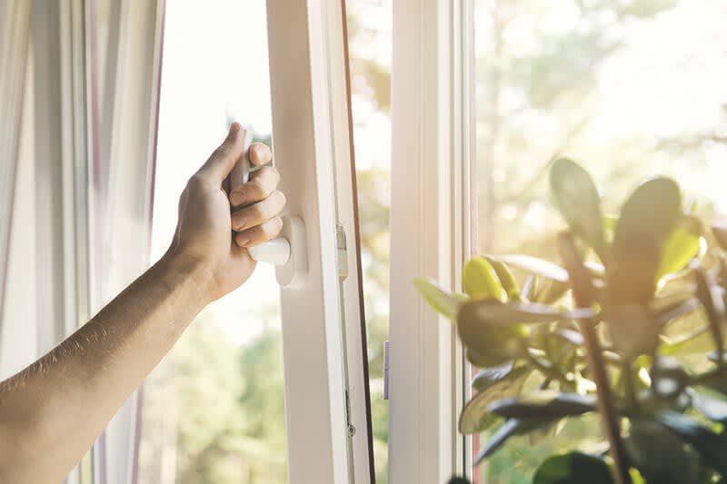 Hand klappt Fenster auf