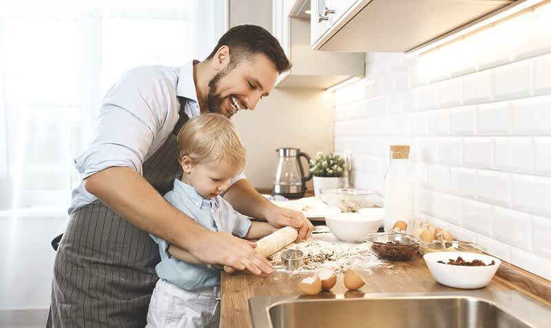 Vater mit Sohne am backen