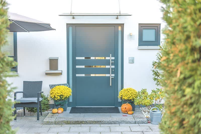 Haustür aus Aluminium mit Seitenteilen aus satiniertem Glas.