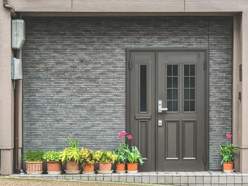 graue Haustür mit Glaseinsätzen und Seitenteil