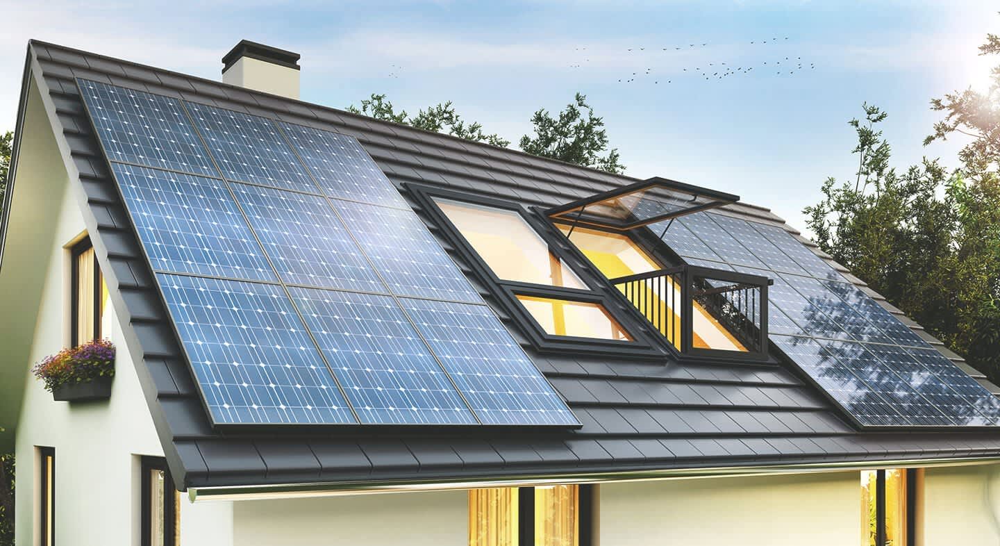 Solaranlage als Hybridheizung auf Hausdach mit Dachfensterbalkon
