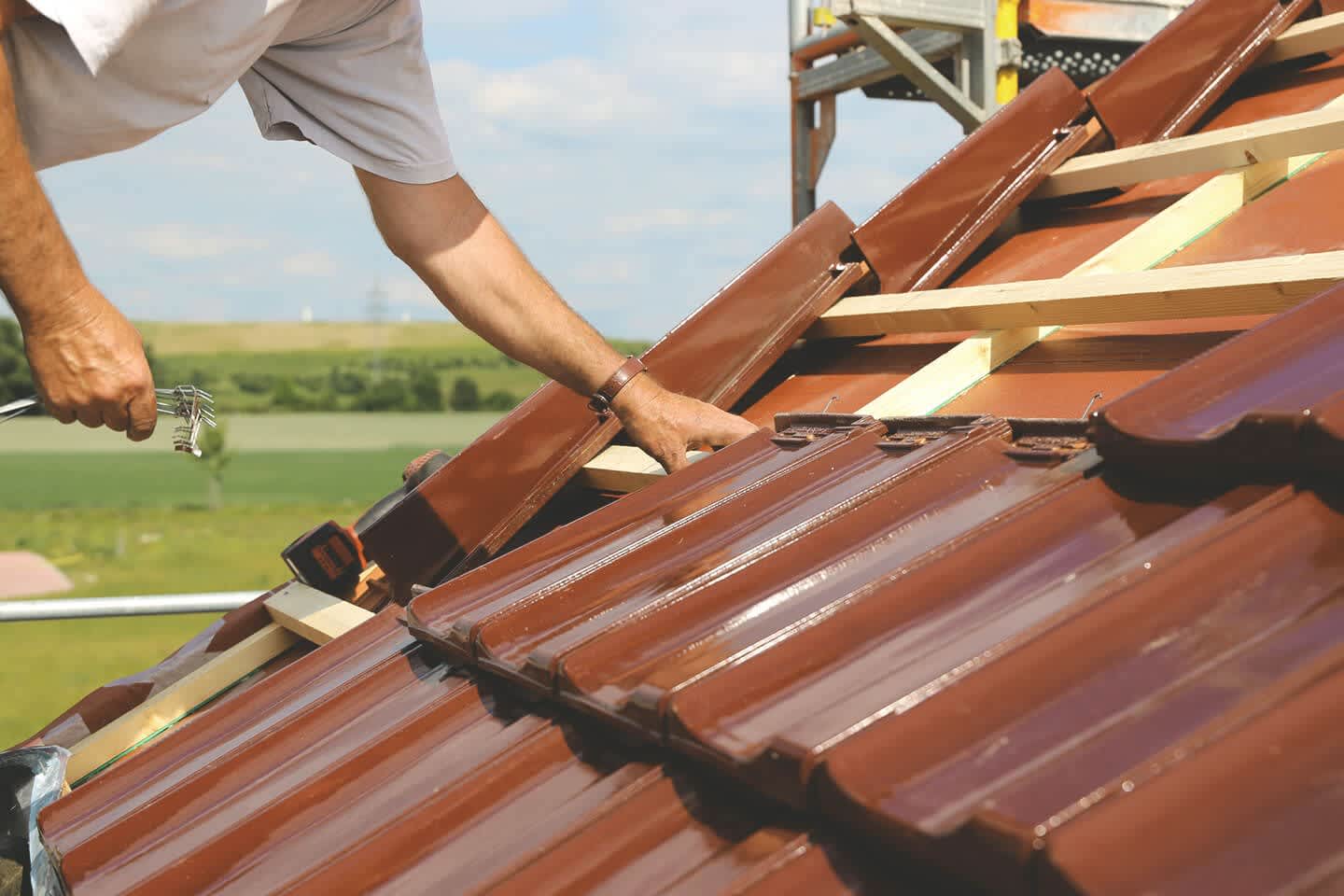 Dachdecker arbeitet an Dacheindeckung