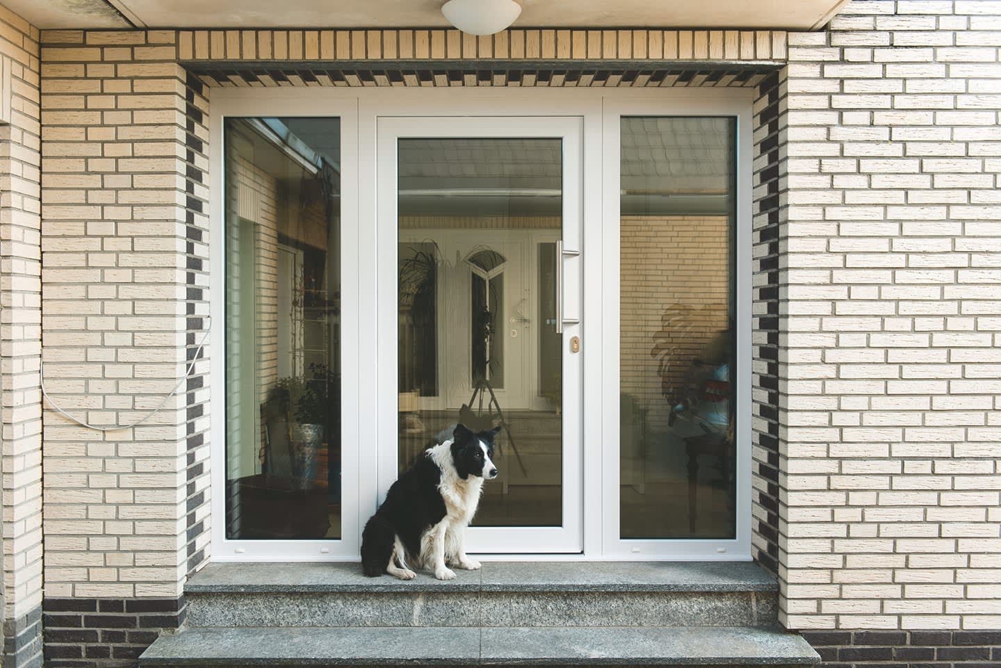 Glastür mit Aluminiumrahmen und Seitenteilen