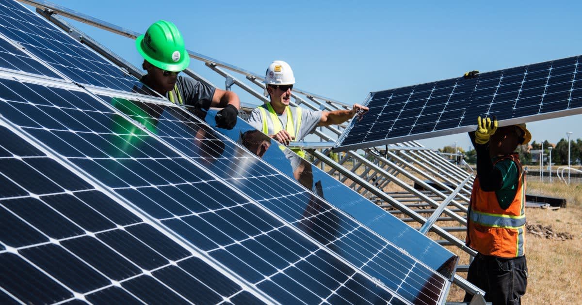 Handwerker montieren eine Solaranlage