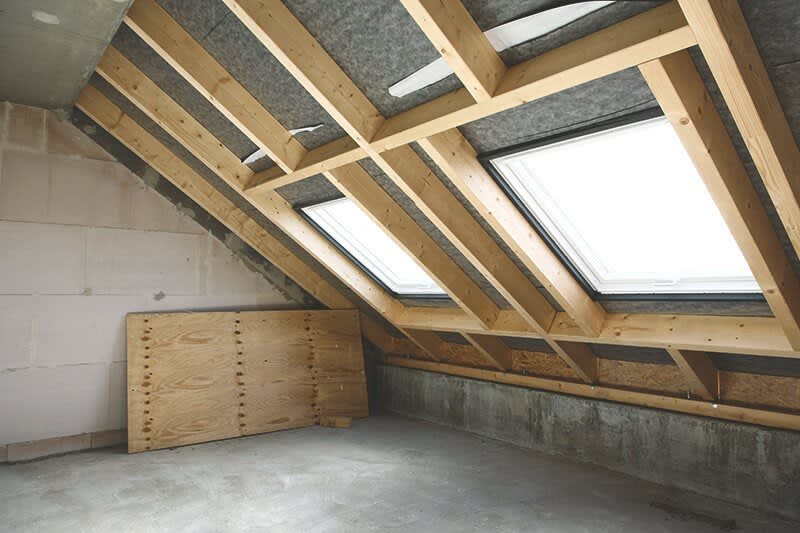 Innenansicht Dachboden mit zwei großen Dachfenstern und der Montage mit Wechseln