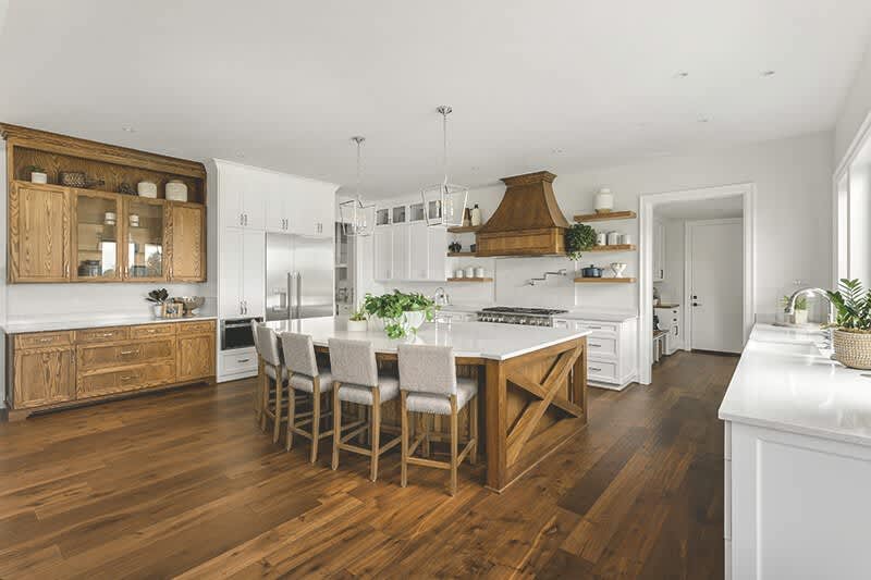 Küche mit Holzfußboden und großem Holztisch