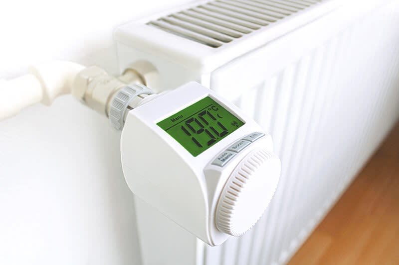 Digitales Heizungsthermostat an Heizung