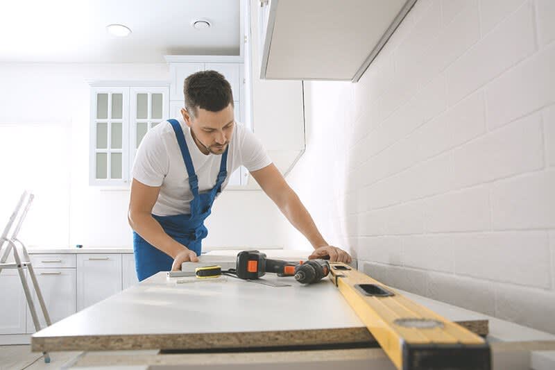 Handwerker montiert Arbeitsplatte
