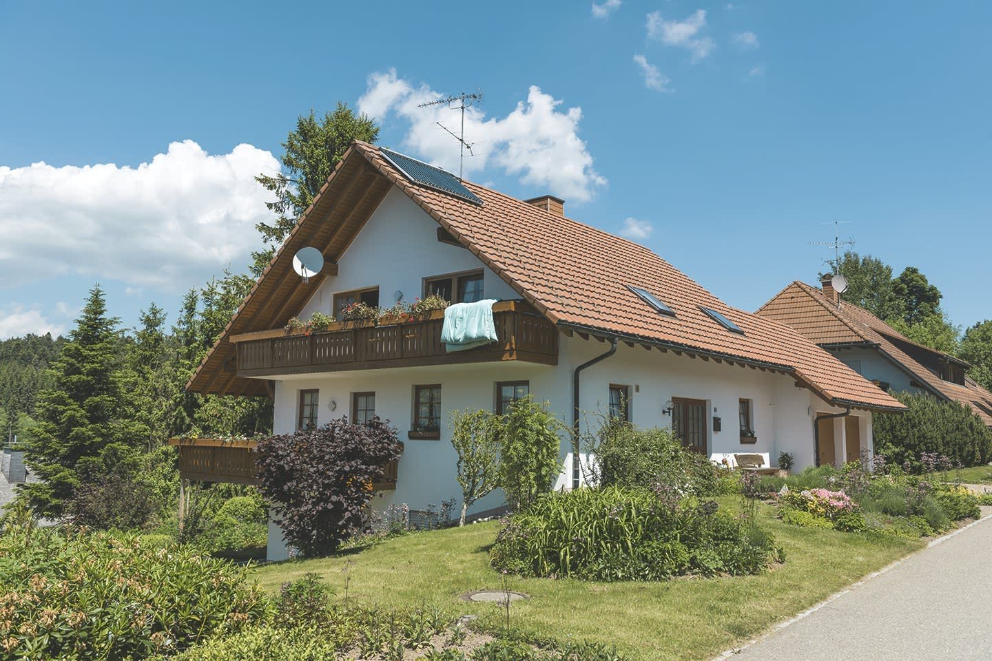 Einfamilienhaus mit grünem Garten