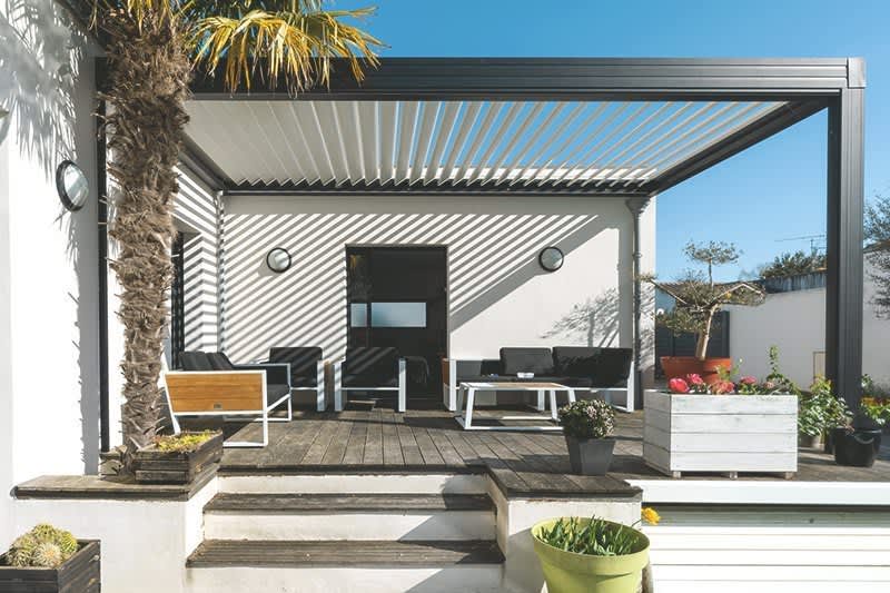 moderne Terrassenüberdachung aus Aluminium mit verstellbarem Lamellendach.