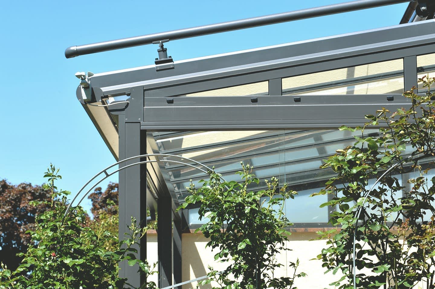 Terrassenüberdachung aus Aluminium und Glas mit Markise